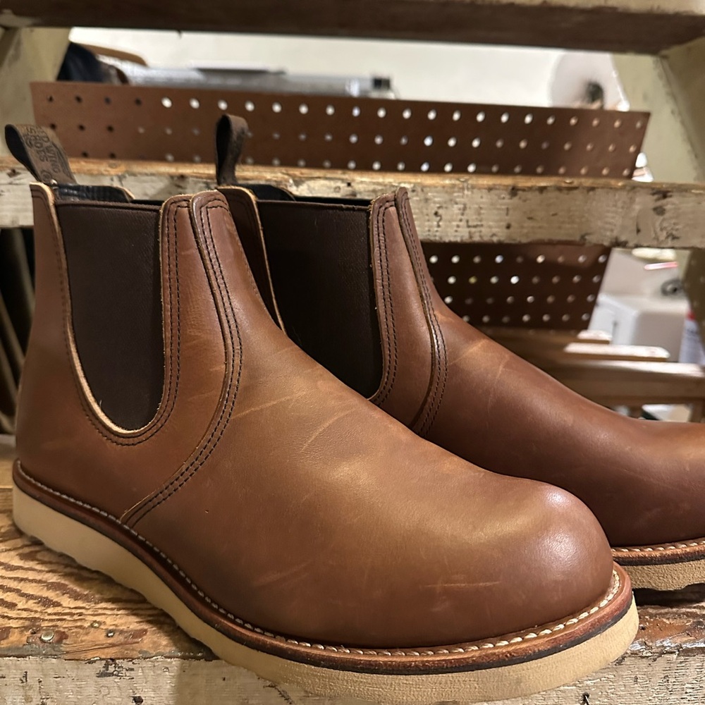 Men’s Red Wings 3190 6 inch Classic Chelsea Boot in amber color. Size 11.5